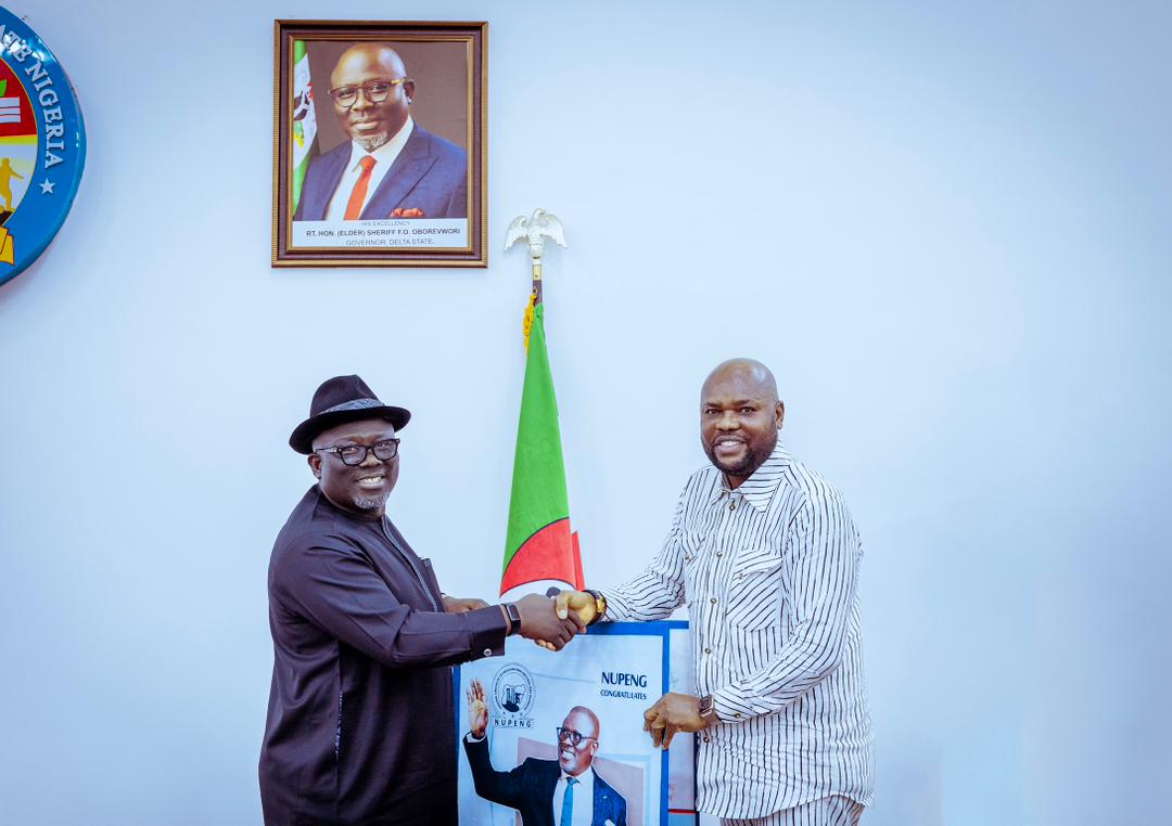 Delta Governor, Rt Hon Sheriff Oborevwori (left), in a warm handshake with the National President of NUPENG, Comrade Williams Akporeha after the latter presented him with a portrait when he (Akporeha) led the National Executives of the body on a courtesy visit to the Governor in Government House, Asaba on Tuesday, September 18, 2023. (Pix: Enarusai Bripin)