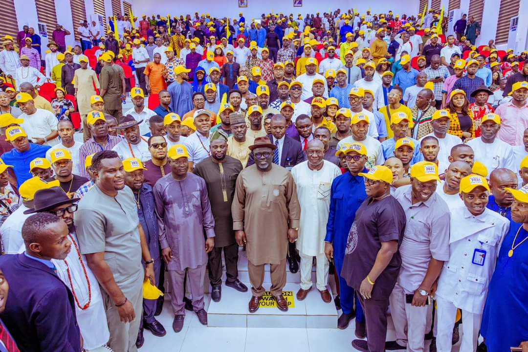 Delta Governor, Rt. Hon Sheriff Oborevwori (middle), Senior Political Adviser to the Governor, Senator Emmanuel Agwarawodo (6th right), Commissioner for youth, Dr Agbateyiniro Weyimi Isaac (5th left), Chairman, Oshimili North LGA. Hon Innocent Esewenzie (5th right), and other diginitries with the various youth groups in the State shortly after a courtesy call on the Governor at Government House, Asaba on Monday, February 12, 2024