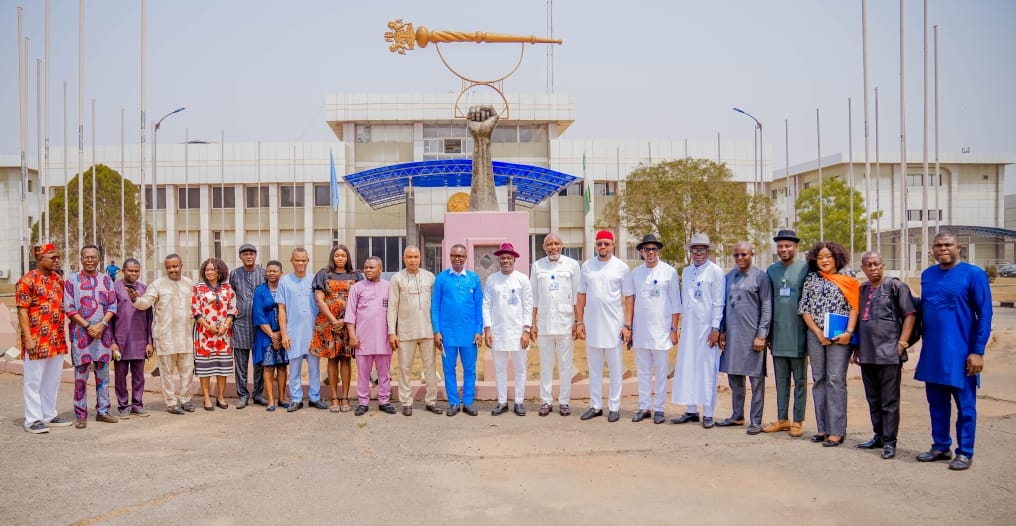 Rt. Hon. Emomotimi Dennis Guwor flanked by the leadership and members of the Nigerian Union of Journalists (NUJ), Delta State Council.