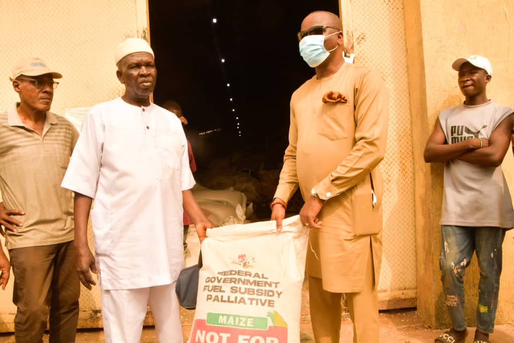 Representative of Governor Sheriff Oborevwori, Olorogun Jaro Egbo (right) presenting a Bag of Grains as Federal Government fuel subsidy removal Palliative to the Chairman, Fish Farmers Association, Delta State chapter, Ogbueshi Adim Nwokobia at ADP Ibusa, Oshimili North LGA on Friday, February 9, 2024.