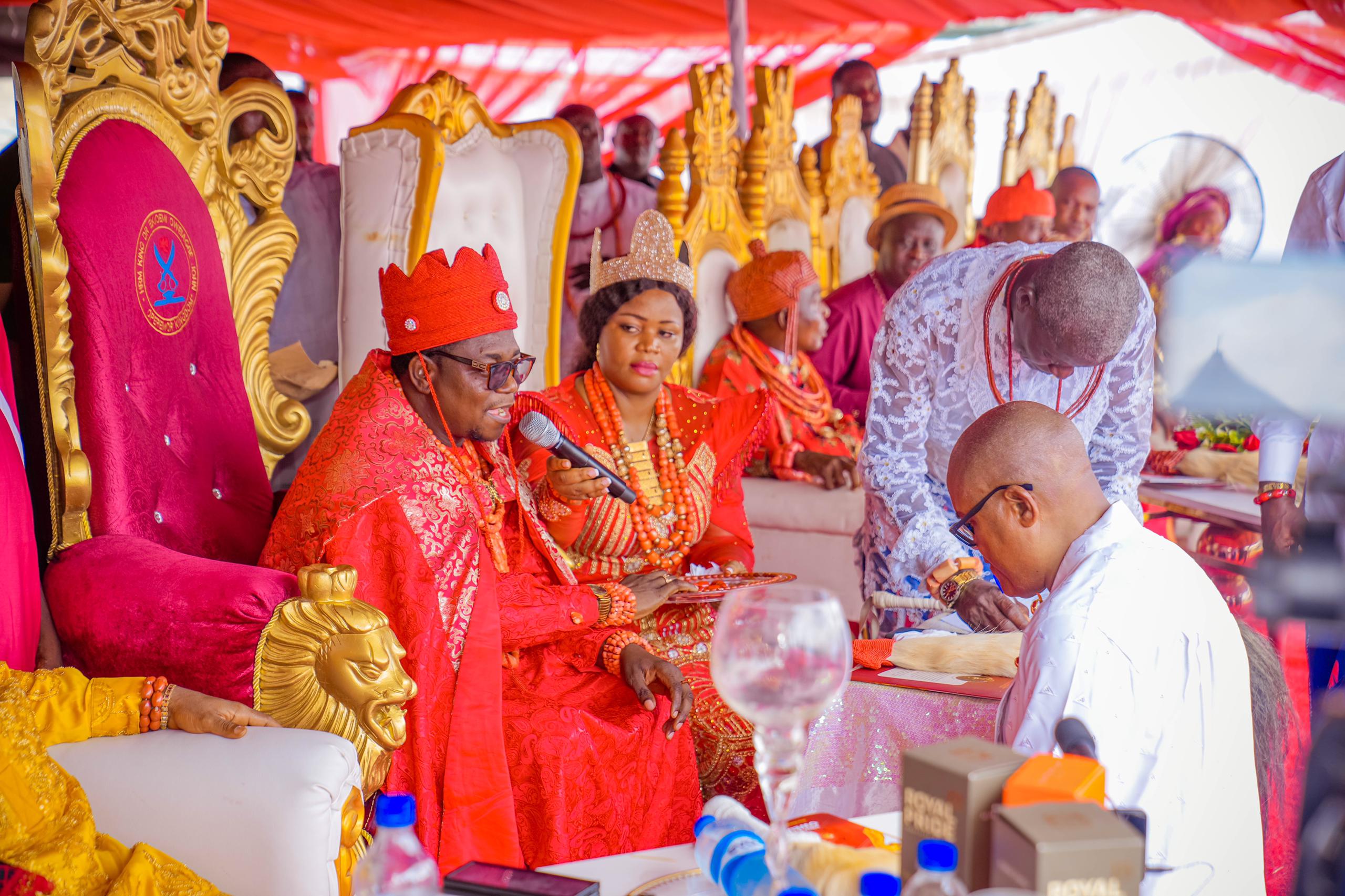 Rt. Hon. Solomon Funkekeme being conferred as the Bolouwei of Operemor Kingdom by His Royal Majesty, Dr John Ekioemi Oweiagbe, Gbesa 1, the Pere of Operemor kingdom at Ojobo town, in Burutu local government area.