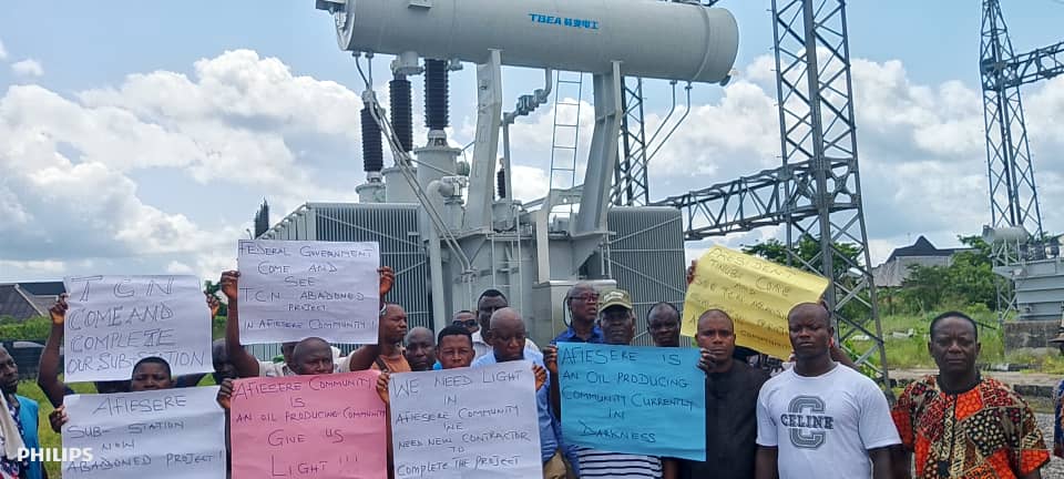 Afiesere community protest federal government's abandoned substation project.
