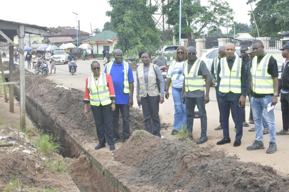 Hon. Cordelia Anyangwu leads DESOPADEC team to desilt Drainages in Ika Nation