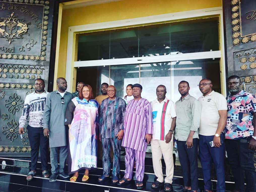 Olorogun O'tega Emerhor hosts Olorogun John Oguma at his residence in Evwreni
