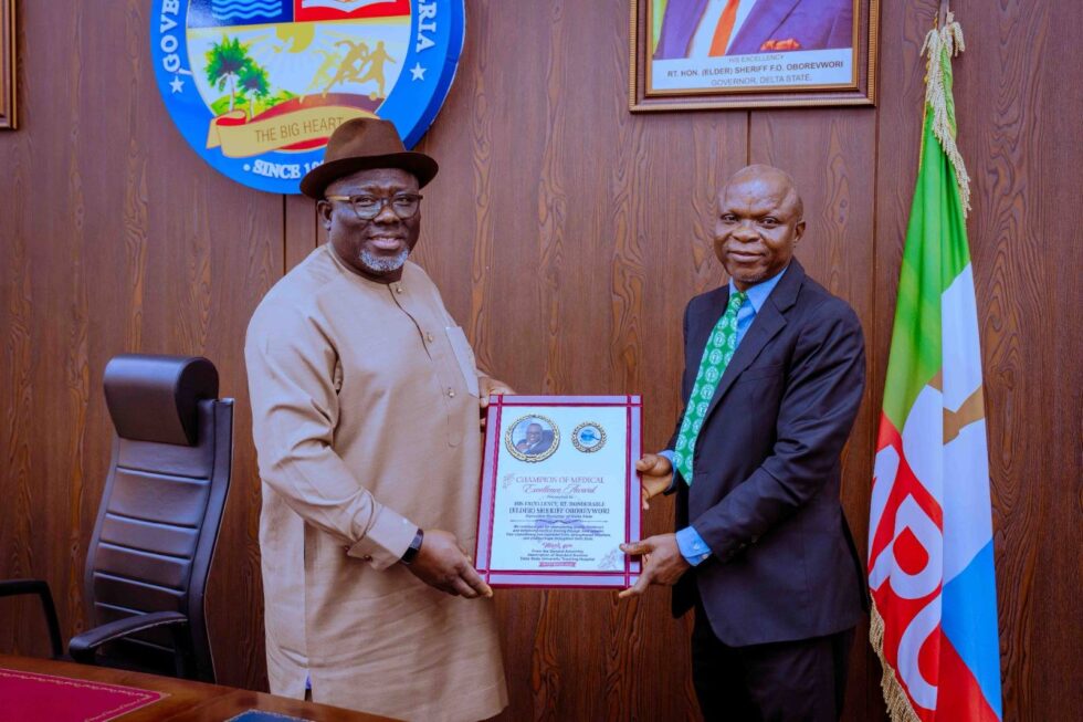 Governor Sheriff Oborevwori of Delta State (left), receiving a Champion of Medical Excellence Award plaque from the Chairman, Nigerian Medical Association (NMA), Delta State Branch, during a courtesy visit to the Governor led by the Chairman in Government House, Asaba on Tuesday, September 2, 2025