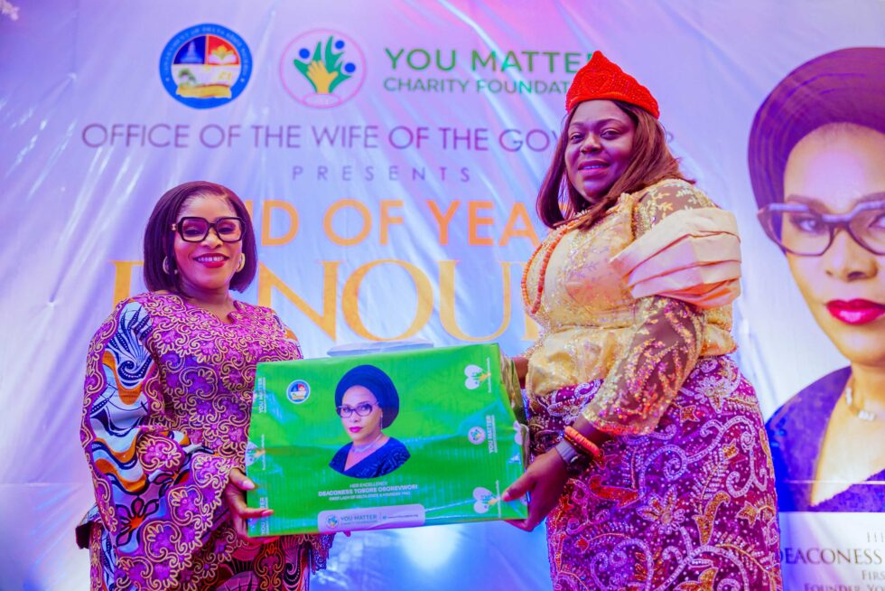 The Wife of the Governor of Delta State, Her Excellency Deaconess Tobore Oborevwori (left), presenting gifts to the Queen of Ozoro Kingdom, HRM Ofejiro Ogbogbo during the 2025 End-of-Year Banquet in honour of the Wives of Traditional Rulers in the state on Friday, December 5, at Government House Asaba.