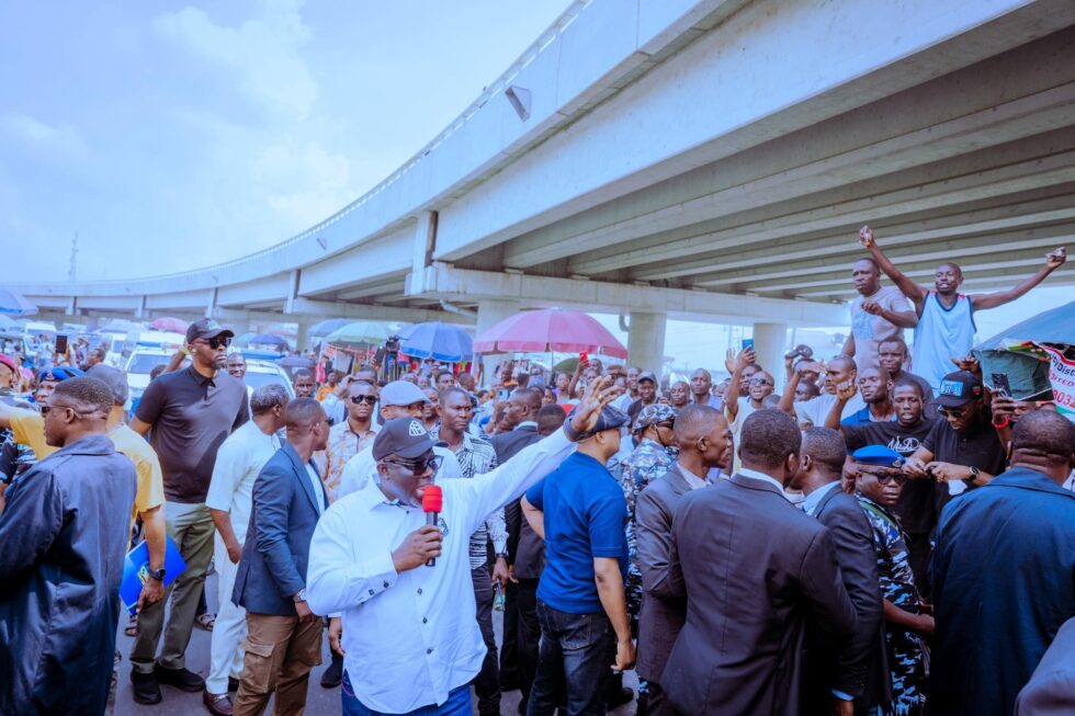 Governor Oborevwori receives Ovation from Warri, Effurun Residents over progress on DSC Roundabout, Enerhen Junction Flyovers