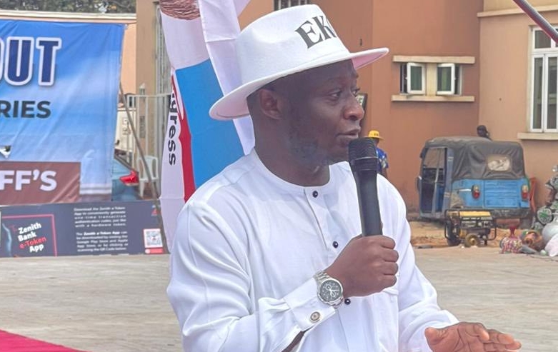 Oshimili South LG Chairman, Hon. Kelvin Ezenyili speaking during his annual empowerment programme for residents at yuletide