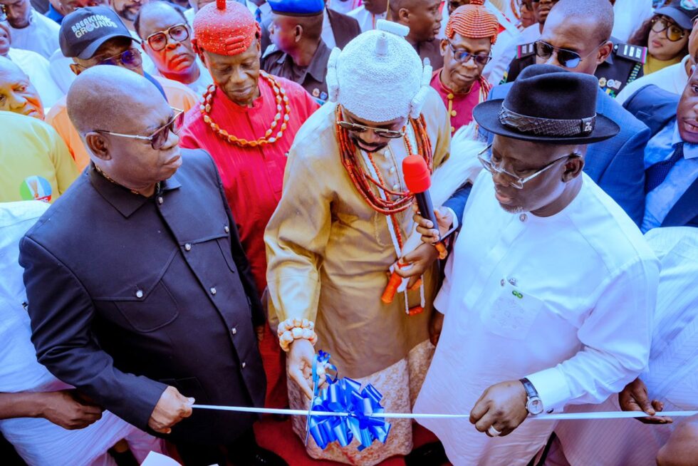 The Olu of Warri Kingdom, HRM, Ogiame Atuwasi III, cutting the ribbon to inaugurate the Model Technical College, Omadino, Warri South Local Government on Monday supported by Governor Sheriff Oborevwori (right), and his Deputy, Sir Monday Onyeme (left).