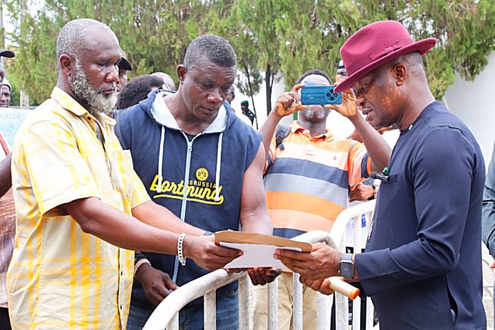 Achalla-Ibusa Road Protest led by Comrade Lawrence Nwanze speaking with the State Commissioner for Works (Rural Roads) and Public Information, Charles Aniagwu, on their Demand for Road Construction Completion