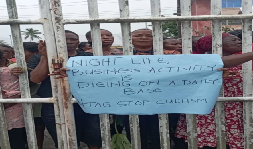 Protesting women and young girls in the Odion Road area of Warri locked out at the Warri South Local Government Council Secretariat
