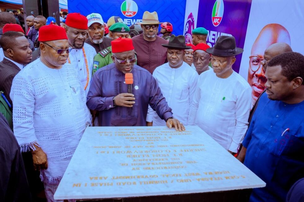 Delta State Governor, Rt. Hon. Sheriff Oborevwori (2nd left), unveils the plaque commemorating the commissioning of the 4.5-kilometre Obi-Ibabu Road in Onicha-Ukwuani, the Phase I of the 5-kilometre Utagba-Uno/Ndemili Road, and the 8.4-kilometre Etua-Ukpo/Etua-Etiti/Etua-Oliogo Road in Ndokwa West Local Government Area on Wednesday, while his Deputy, Sir Monday Onyeme (left); Speaker of the Delta State House of Assembly, Rt. Hon. Emomotimi Guwor (middle); Commissioner for Works (Rural Roads) and Public Information, Mr. Charles Aniagwu (2nd right); Technical Assistant to the Governor, Engr. Bob Nakpodia (right), and others, look on.