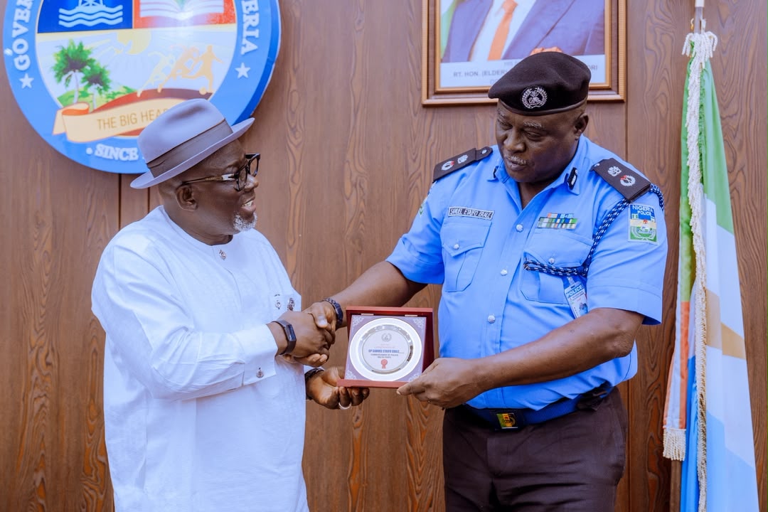 Delta State Governor, Rt. Hon. Sheriff Oborevwori (left), receiving a souvenir from the newly deployed Commissioner of Police, Delta State Command, CP Samuel Etaifo Erale, during the Commissioner’s courtesy visit to the Governor at Government House, Asaba
