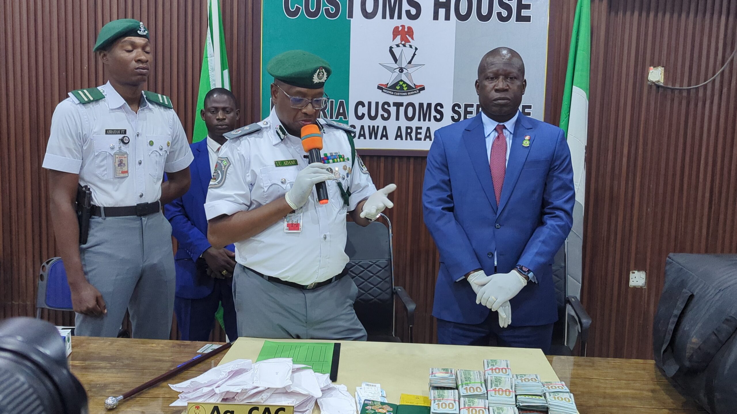 Nigeria Customs handing over $265,000 undeclared foreign currency and suspect to EFCC at Kano Airport.