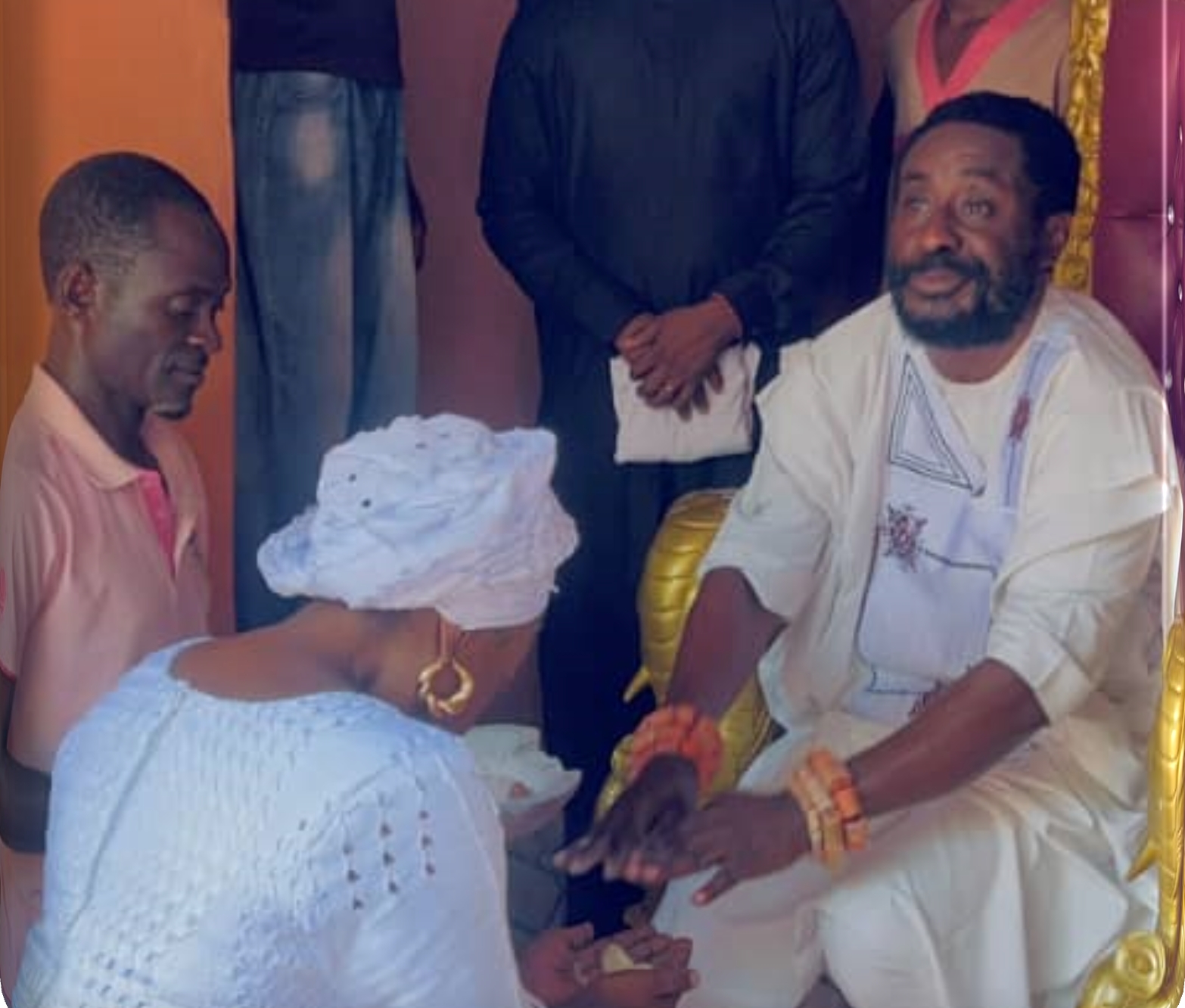 His Royal Majesty Uche Irenuwa II, the Obi of Abavo, receiving the Ogor Tony-Obuh Campaign Team at his palace.