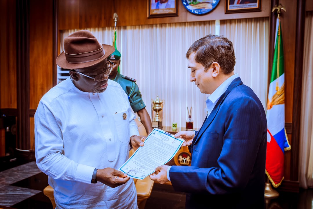 Delta State Governor, Rt. Hon. Sheriff Oborevwori (left), presents Certificate of Occupancy for a 99.99-hectare parcel of land at Ogwashi-Uku, Aniocha South Local Government Area, to the Managing Director of Olam Agri, Mr. Amit Agarwal, for the establishment of a multi-billion-naira animal feed production plant, at Government House, Asaba